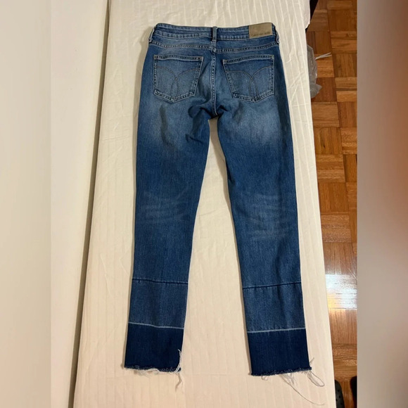 Calvin Klein Ankle Skinny Jeans. Raw hem. Size 27 - Picture 5 of 11